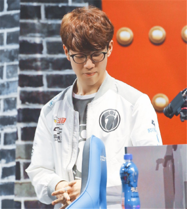 国外懂哥如何看待LPL战队实力排名：EDG第一